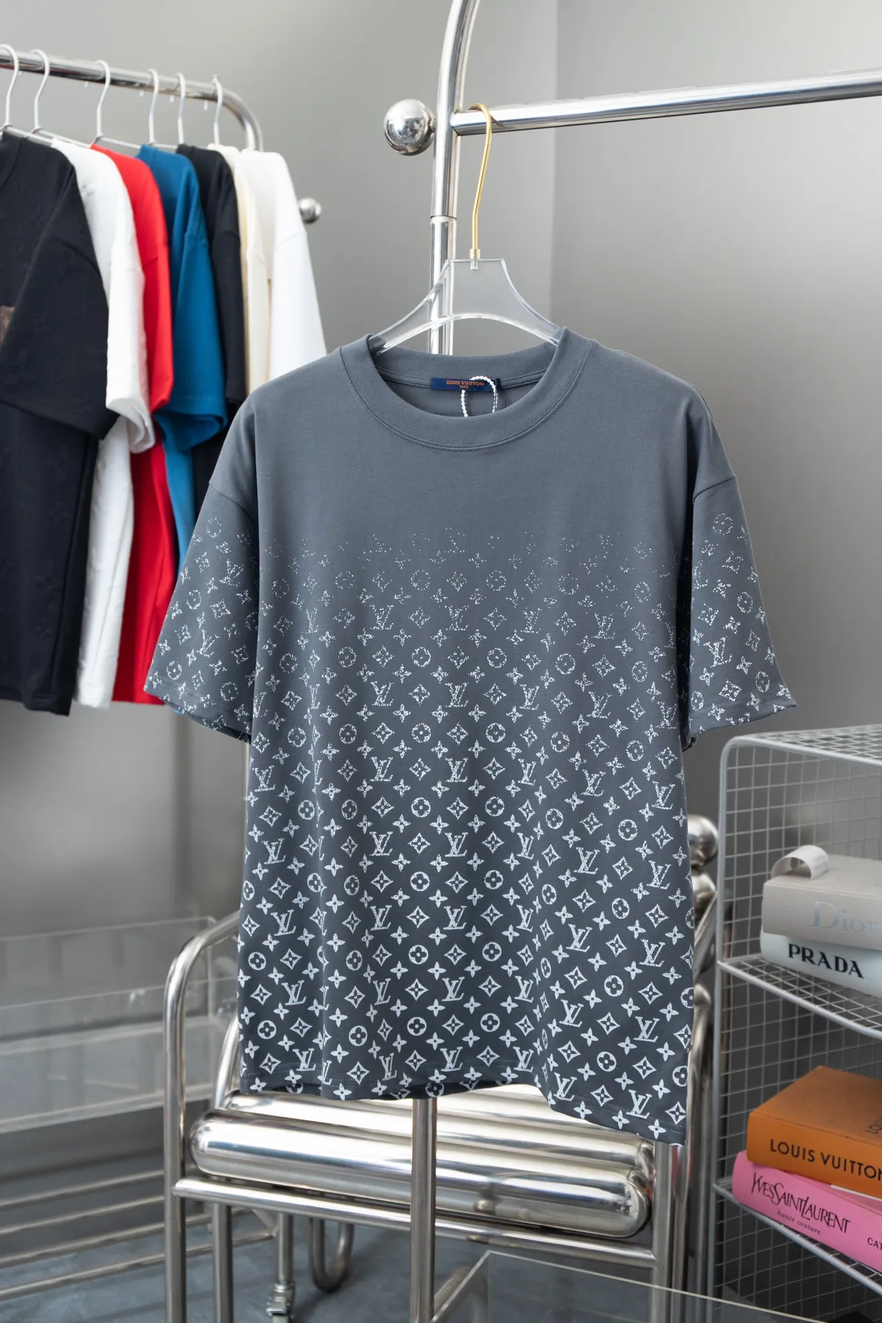 🅿️180 High-quality Lv 2025 early spring new style, MONOGRAM presbyopic gradient short-sleeved T-shirt, which uses digital printing technology to render pixel light and shadow for the Monogram gradient pattern. Its silk-screen texture and knitting effect complement each other, and the logo hardware is customized on the side. Synchronized with the official website, pure cotton fabrics at the counter! Comfortable against the skin, durable and easy to wear, meticulous original craftsmanship, custom-made 260g vat-dyed fabric, very comfortable to the touch, latest brick cabinet synchronization, OS off-shoulder version, fashionable and individual, super versatile and good-looking, very suitable for both men and women, must-have style, hang tag, collar label, washed wheat, complete with three labels S M L XL